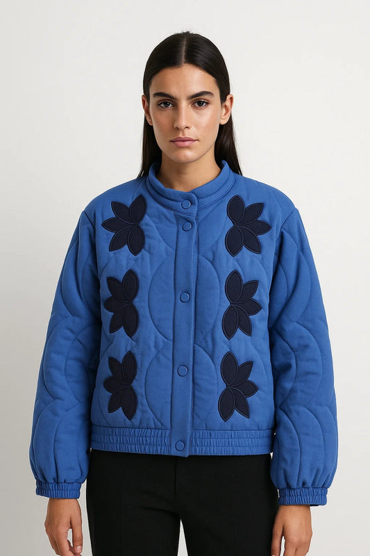 Veste matelassée bleue avec broderies florales et col montant