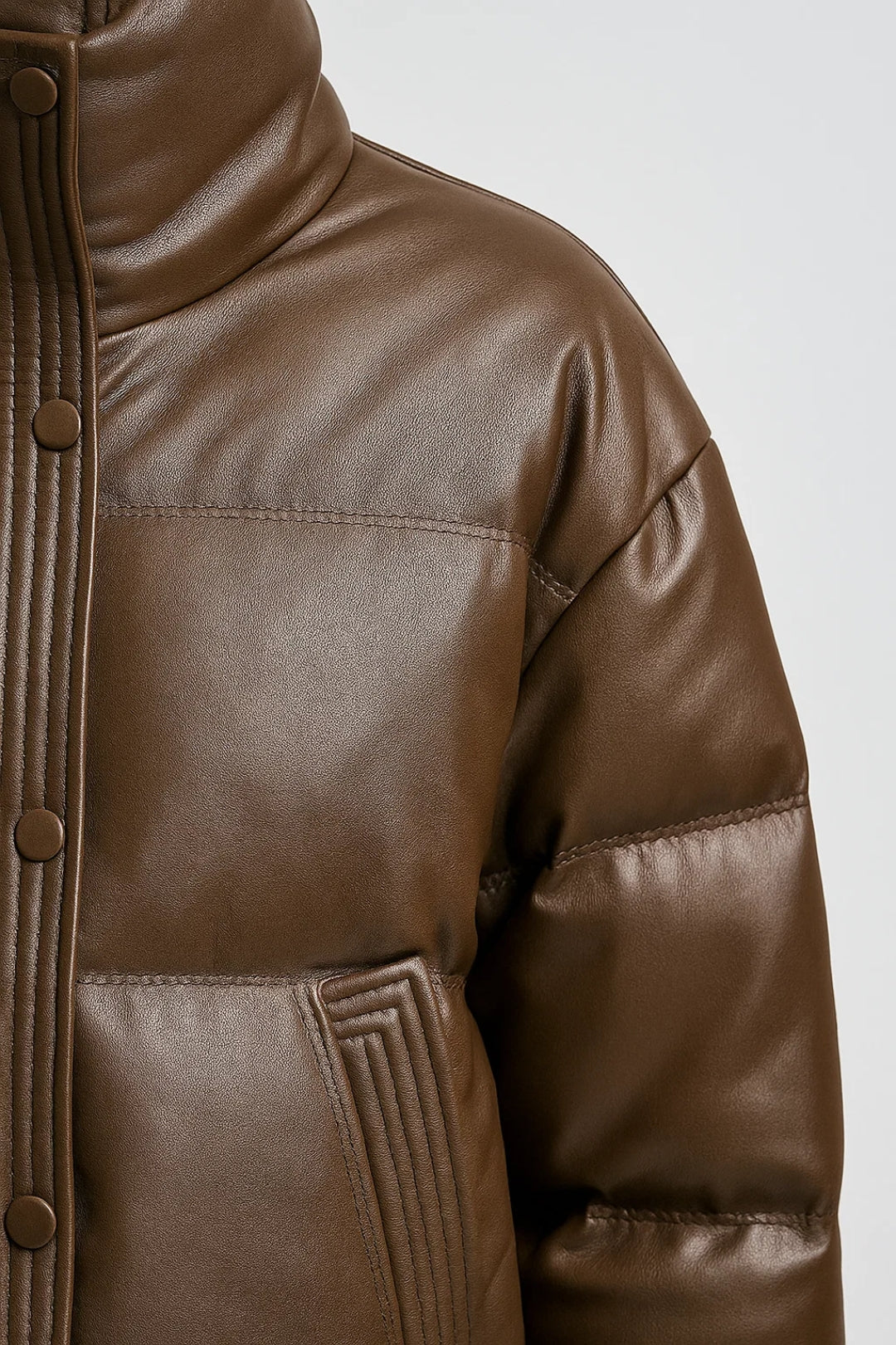 Doudoune courte en simili cuir avec col haut | Disponible en trois coloris