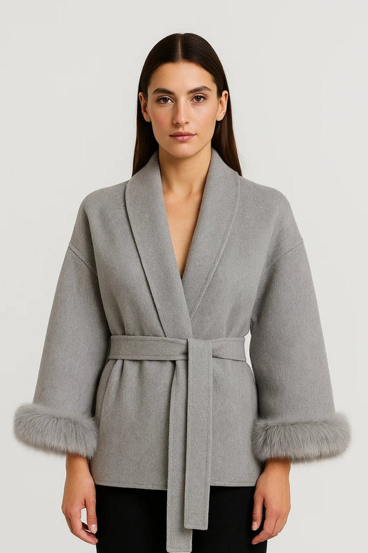 Veste élégante avec ceinture et poignets en fourrure | Disponible en gris et ivoire