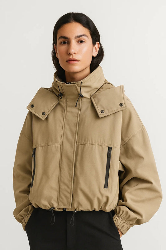 Veste coupe-vent beige avec col haut et cordon de serrage réglable